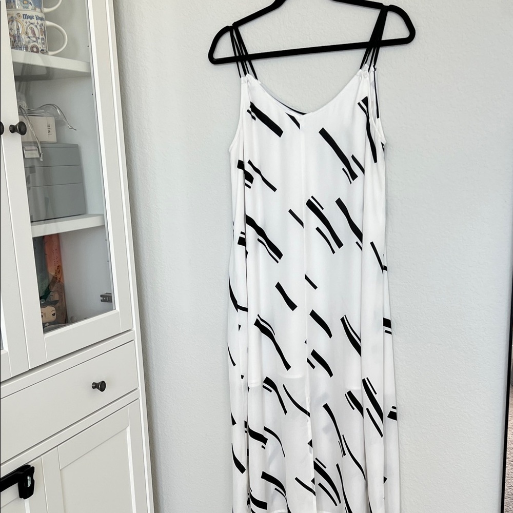 J.O.A black white patterned sleeveless v-neck dress